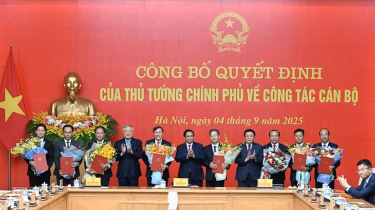 Thủ tướng Chính phủ Phạm Minh Chính, Phó Thủ tướng Thường trực Chính phủ Nguyễn Hoà Bình chúc mừng các đồng chí được bổ nhiệm (Ảnh: Trần Hải).