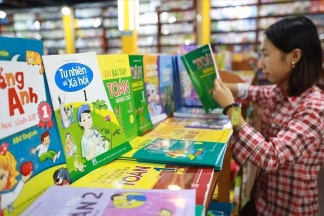 Chủ trương thống nhất một bộ sách giáo khoa dùng chung từ năm học 2026-2027, miễn phí sách từ năm 2030 được phụ huynh, chuyên gia, xã hội ủng hộ. Ảnh: Linh Anh