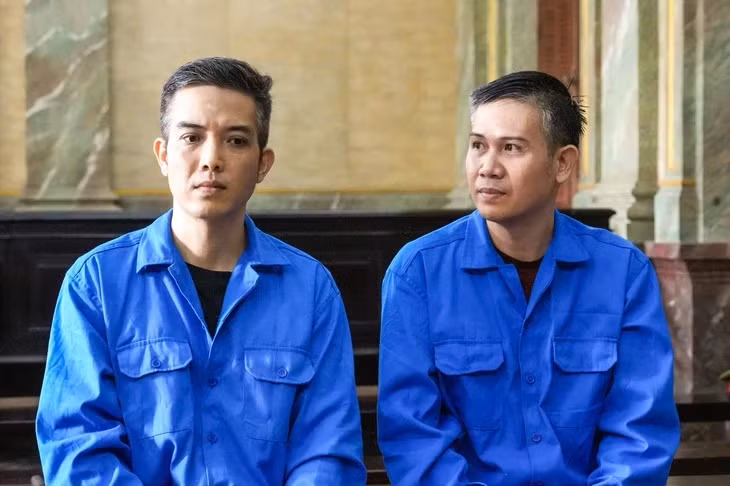Ông Phạm Văn Tam (phải) và Phạm Xuân Tình (Giám đốc Công ty Asanzo) tại tòa - Ảnh: HỮU HẠNH