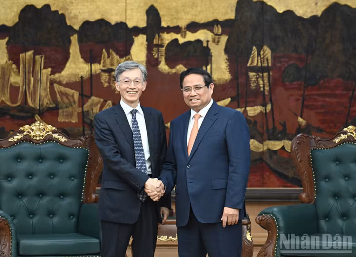 Thủ tướng Phạm Minh Chính và ông Kenji Okamura, Phó Tổng Giám đốc Quỹ Tiền tệ quốc tế (IMF). (Ảnh: TRẦN HẢI)