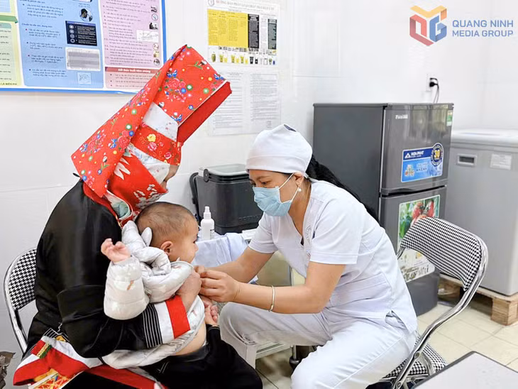 Tiêm phòng vắc-xin cho trẻ em trên địa bàn xã Lục Hồn.
