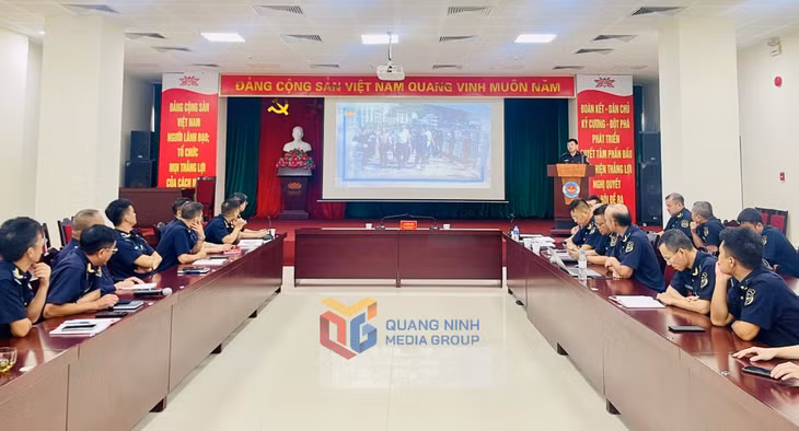 Tại buổi sinh hoạt chính trị, các đảng viên cùng ôn lại những trang sử hào hùng, vẻ vang trong chặng đường 80 năm xây dựng và phát triển của Hải quan Việt Nam.