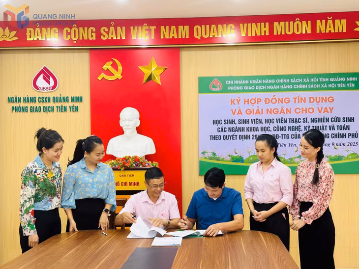 Anh Tô Văn Hà, thôn Thác Bưởi 1, xã Tiên Yên ký kết hợp đồng vay vốn chương trình tín dụng đối với học sinh, sinh viên các ngành STEM.