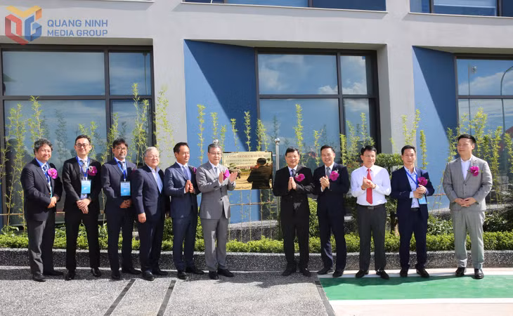 Gắn biển chào mừng Đại hội Đảng bộ tỉnh Quảng Ninh lần thứ XVI, nhiệm kỳ 2025-2030.