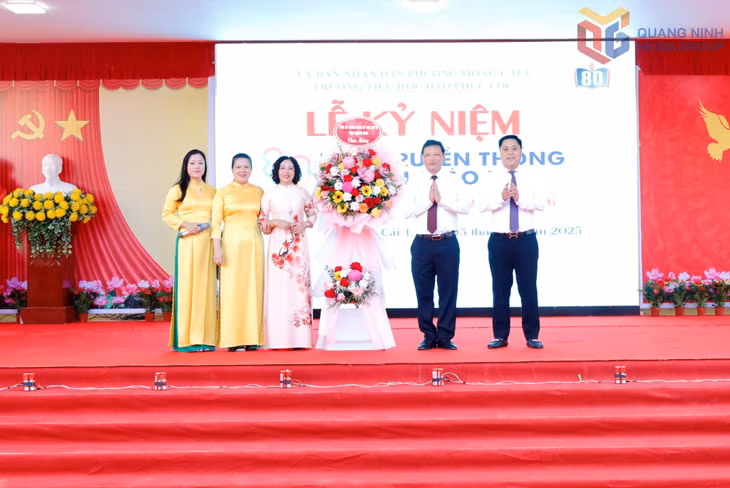 Đồng chí Nghiêm Xuân Cường, Phó Chủ tịch HĐND tỉnh, tặng hoa chúc mừng Trường Tiểu học Đào Phúc Lộc nhân dịp năm học mới.