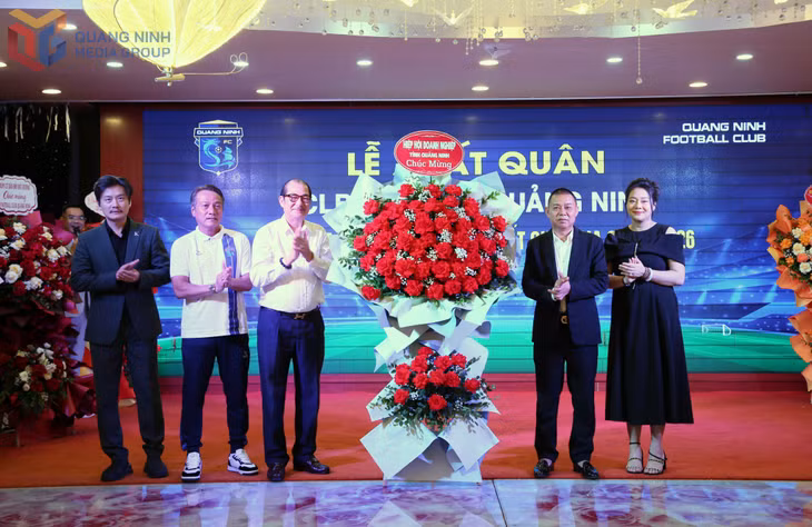 Lãnh đạo Liên đoàn Bóng đá tỉnh Quảng Ninh tặng hoa chúc mừng Câu lạc bộ Bóng đá Quảng Ninh trong lễ xuất quân.