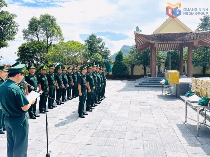 Cán bộ chiến sĩ Đồn Biên phòng Cửa khẩu Quốc tế Móng Cái dâng hương, hoa tưởng niệm các Anh hùng Liệt sĩ Pò Hèn