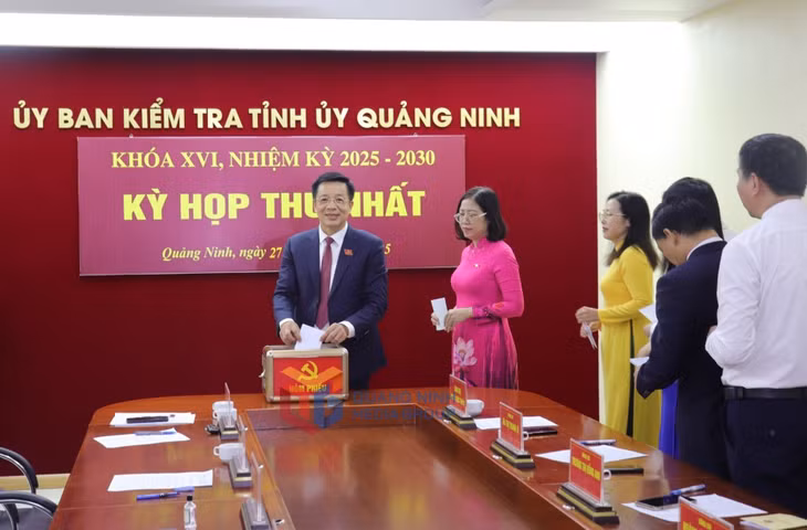 Các đại biểu bỏ phiếu bầu chức danh Phó Chủ nhiệm Ủy ban Kiểm tra Tỉnh ủy nhiệm kỳ 2025-2030.