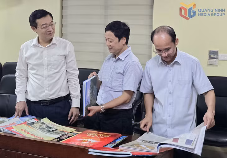 Nhà báo Nguyễn Thế Lãm, Giám đốc, Tổng Biên tập Báo và Phát thanh, Truyền hình Quảng Ninh, giới thiệu với đại biểu tham dự hội nghị các ấn phẩm báo chí, truyền thông tiêu biểu do đơn vị thực hiện.