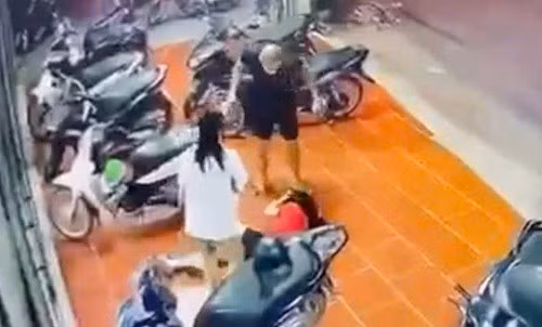 Công an Hà Nội điều tra vụ cô gái bị đánh dã man trước quán bi-a. Ảnh cắt từ clip
