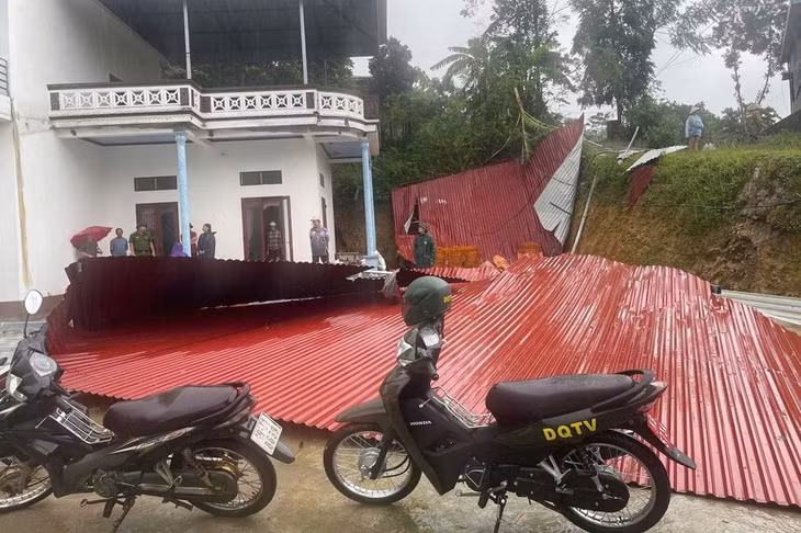 Nhà dân bị tốc mái tại xã Tân Phú. Ảnh: UBND xã Tân Phú