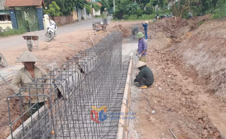 Tuyến đê Hồng Phong đang được thi công đạt 20% khối lượng so với hợp đồng, dự kiến hoàn thành trong tháng 11/2025. (Ảnh đơn vị cung cấp)