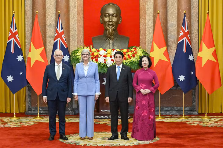 Chủ tịch nước cùng Phu nhân và Toàn quyền Australia cùng Phu quân trước hội đàm. (Ảnh: THỦY NGUYÊN)