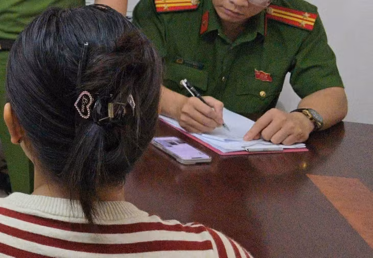 Công an xã Quảng Chính, tỉnh Thanh Hóa mời và làm việc với công dân C.T.H về việc đưa thông tin sai lệch lên mạng xã hội.