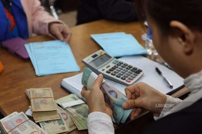 Cán bộ, công chức đủ tuổi nghỉ hưu được hưởng lương hưu, trợ cấp đến 24 tháng lương. Ảnh: Hải Nguyễn