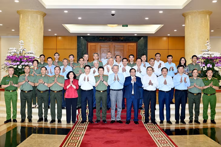 Tổng Bí thư Tô Lâm và các đồng chí lãnh đạo Đảng, Nhà nước với Ban Thường vụ Đảng ủy Công an Trung ương. (Ảnh: ĐĂNG KHOA)