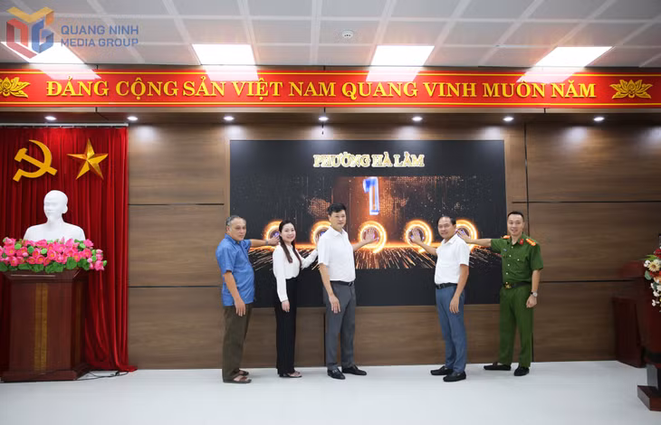 Các đại biểu ấn nút phát động Chiến dịch “30 ngày cài đặt, sử dụng ứng dụng Etax Mobile và làm sạch dữ liệu dân cư trên địa bàn phường”.