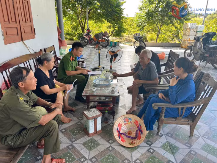 Công an phường An Sinh phối hợp cùng Tổ quản lý người nghiện, người sử dụng ma túy, người sau cai nghiện ma túy tuyên truyền pháp luật phòng chống ma túy đến người dân trên địa bàn. Ảnh: Công an phường An Sinh
