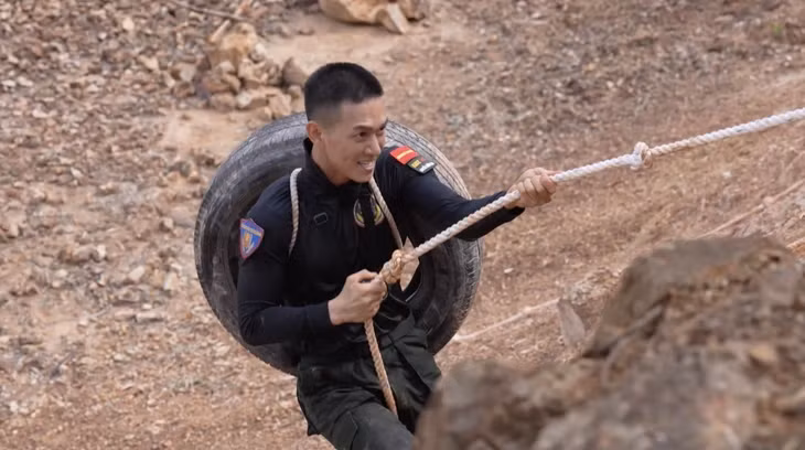 Song Luân trong một bài tập thể lực