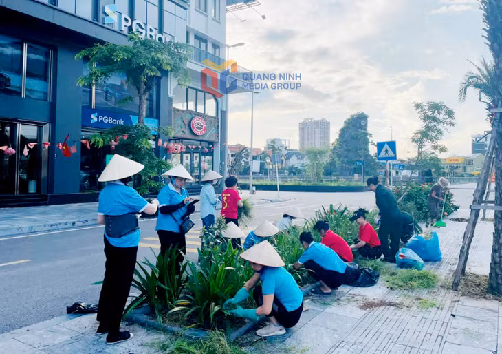 Ban công tác Mặt trận các khu phố trên địa bàn phường Hạ Long tổ chức đồng loạt ra quân vệ sinh môi trường “Ngày Chủ nhật xanh”.
