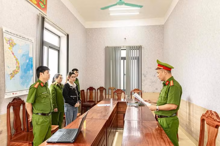 Đối tượng Lâm Thị Hương bị bắt tạm giam để điều tra về hành vi lừa đảo chiếm đoạt tài sản. Ảnh: Công an cung cấp