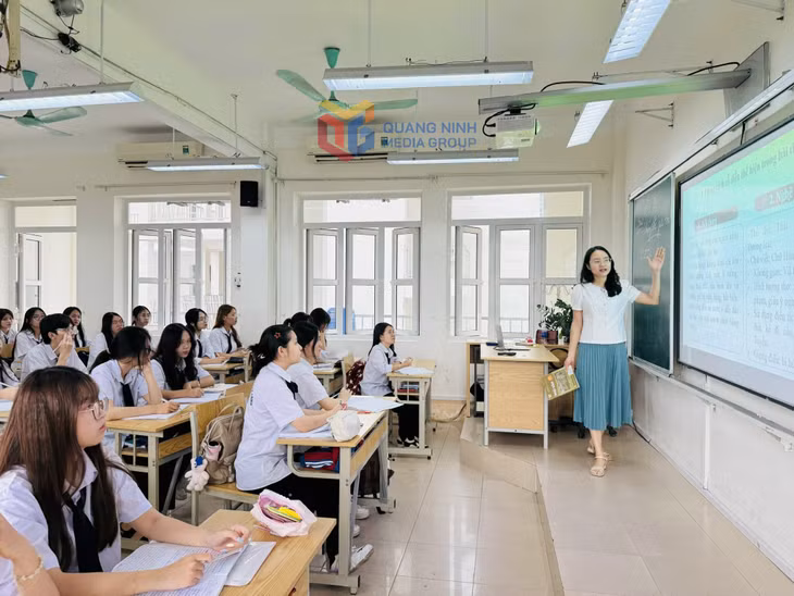 Cô giáo Trần Thị Thu Nga, giáo viên dạy giỏi môn ngữ văn Trường THPT Chuyên Hạ Long.
