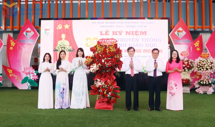 Đồng chí Vũ Quyết Tiến, Phó Bí thư Tỉnh ủy tặng hoa chúc mừng khai giảng năm học mới thầy và trò Trường THCS Trọng Điểm.