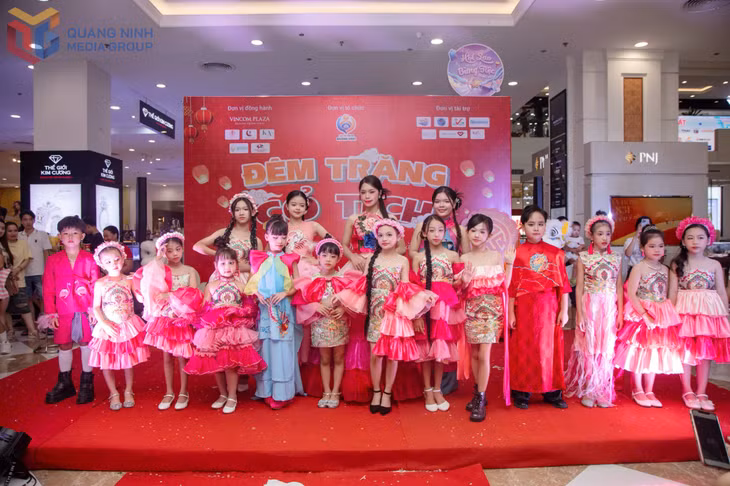 Chương trình Trung thu “Đêm trăng cổ tích” do Cộng đồng Thiếu nhi Quảng Ninh tổ chức ngày /9vừa qua.