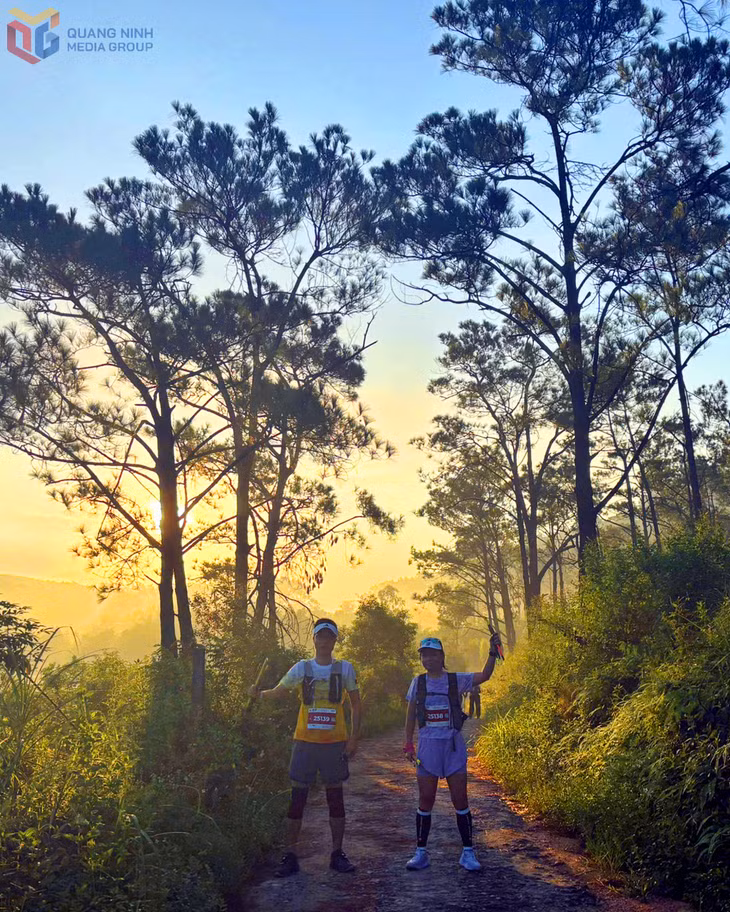 Đường chạy trail có một không hai tại Yên Tử đưa du khách vào không gian thiên nhiên trong lành để trải nghiệm trọn vẹn những khoảnh khắc đặc biệt như bình minh. Ảnh: Tạ Quân