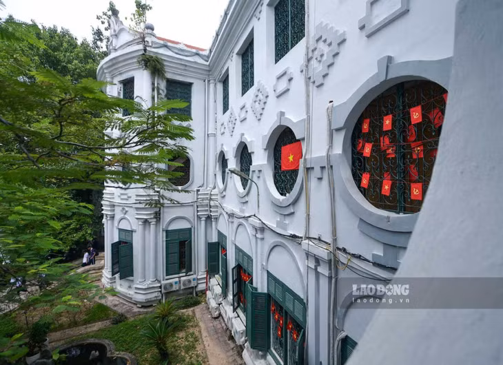 Từ khi tiếp nhận cơ sở, nhà trường vẫn giữ nguyên toàn bộ kết cấu ban đầu của tòa nhà cổ, chỉ tiến hành tu bổ, sơn sửa để bảo đảm an toàn và tính thẩm mỹ.