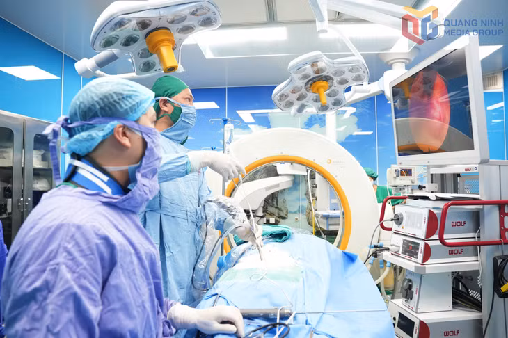 Phẫu thuật nội soi cột sống ít xâm lấn tại Bệnh viện Bãi Cháy.