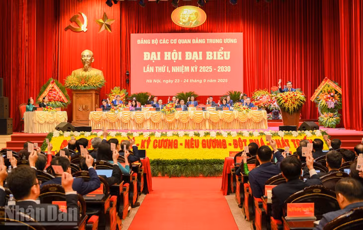 Đại hội biểu quyết nhất trí thông qua Nghị quyết Đại hội đại biểu Đảng bộ các cơ quan Đảng Trung ương lần thứ I, nhiệm kỳ 2025-2030. (Ảnh: THẾ ĐẠI)