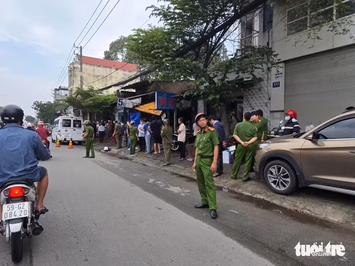 Lực lượng chức năng phong tỏa, khám nghiệm hiện trường - Ảnh: MINH HÒA