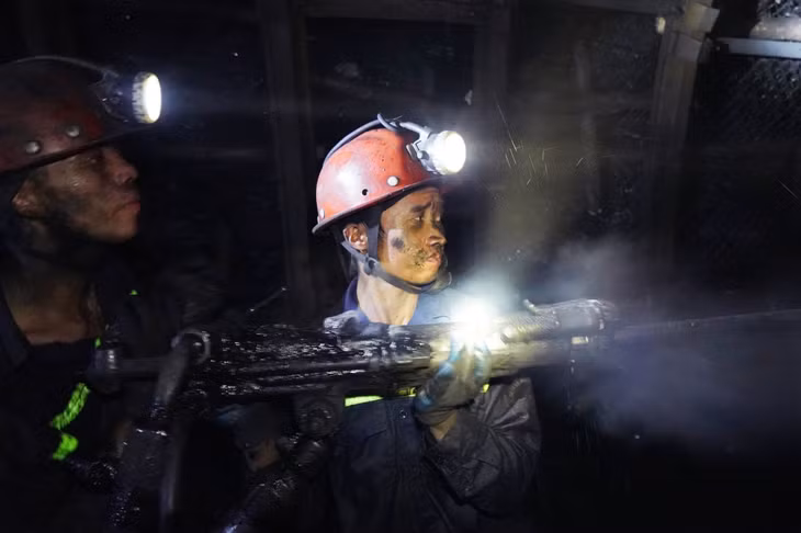 Thợ mỏ Núi Béo ngày đêm miệt mài làm việc trong lòng đất. (Ảnh: Hoàng Hiền)