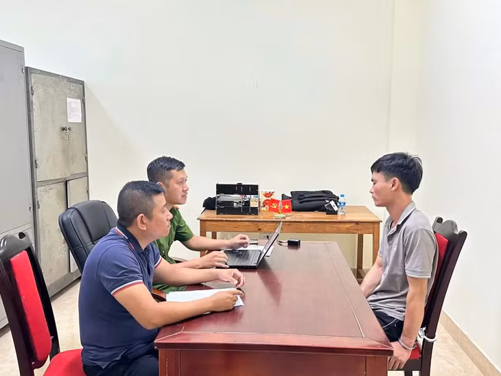 Công an lấy lời khai đối tượng Tiến. Ảnh: Công an Hà Tĩnh.