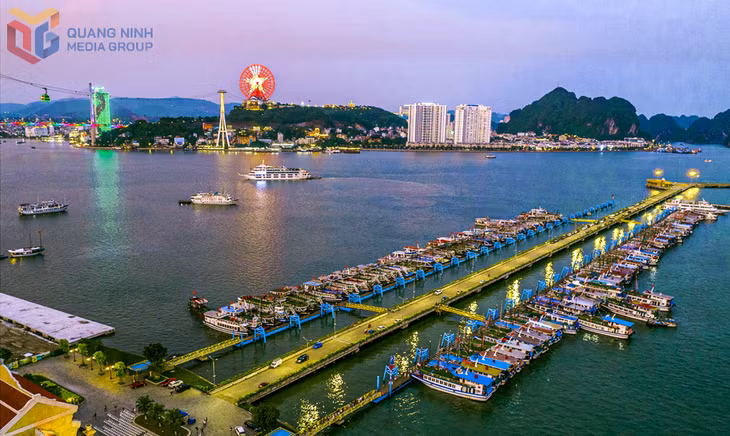 Khu vực Hòn Gai nhìn từ biển.