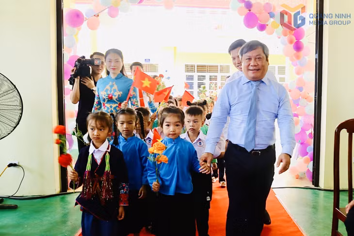 Chung vui cùng học sinh toàn tỉnh, đồng chí Vũ Đại Thắng, Ủy viên Trung ương Đảng, Bí thư Tỉnh ủy, Trưởng Đoàn ĐBQH tỉnh, dự khai giảng tại Trường TH và THCS Hải Sơn (xã Hải Sơn).