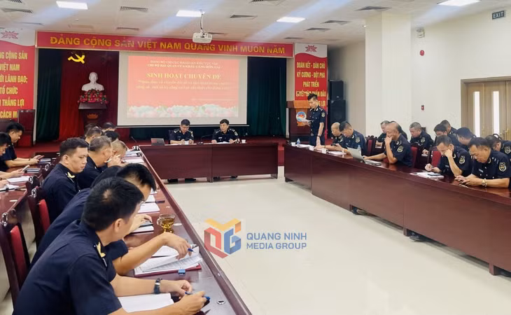 Các đảng viên thảo luận, đóng góp ý kiến để đẩy mạnh công tác chuyển đổi số trong hoạt động của đơn vị.