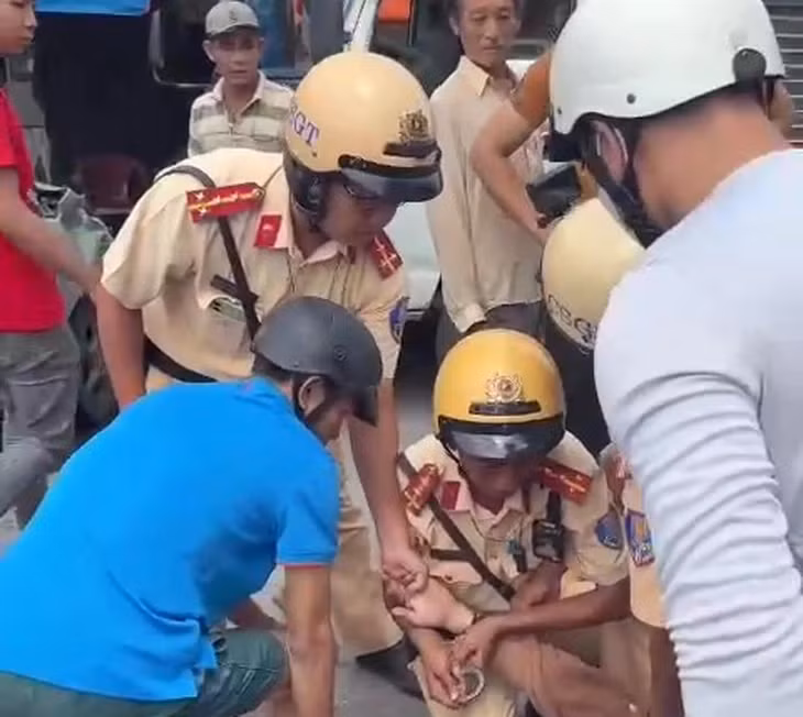 Cảnh sát giao thông Trạm Tây Bắc truy đuổi, khống chế kẻ trộm ô tô bỏ chạy từ tỉnh Lâm Đồng về tỉnh Tây Ninh - Ảnh cắt từ clip