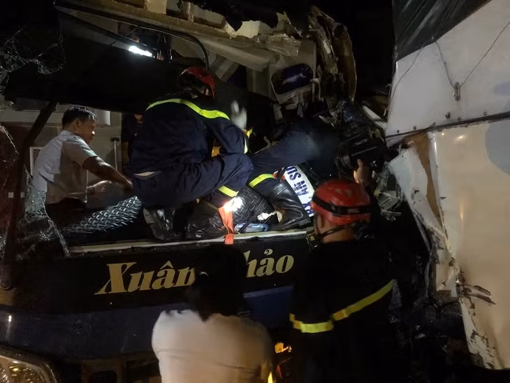 Cabin xe khách nát bét sau tai nạn - Ảnh: H.B.