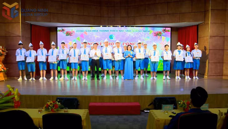 Cung Văn hóa Thanh thiếu nhi trao thưởng cho các học sinh đạt thành tích xuất sắc.