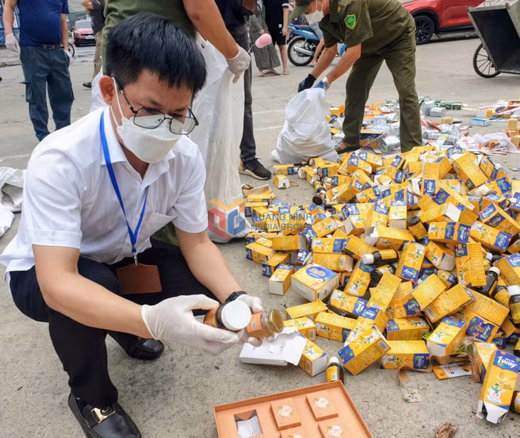 Thực phẩm chức năng không đảm bảo bị vứt bỏ tại Quảng Ninh tháng 6/2025.