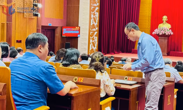 Ban Tuyên giáo và Dân vận Tỉnh ủy phát phiếu điểm danh đại biểu dự hội nghị quán triệt nghị quyết của Trung ương, ngày 18/5/2025. Ảnh: Mạnh Trường
