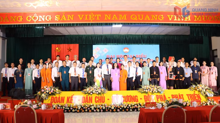 Các đồng chí lãnh đạo xã chúc mừng Uỷ ban MTTQ Việt Nam xã Quảng Tân khoá I nhiệm kỳ 2025-2030