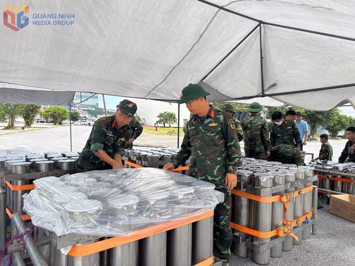 Cán bộ, chiến sĩ Bộ CHQS tỉnh chuẩn bị cho chương trình bắn pháo hoa nổ tại Quảng trường 30-10.