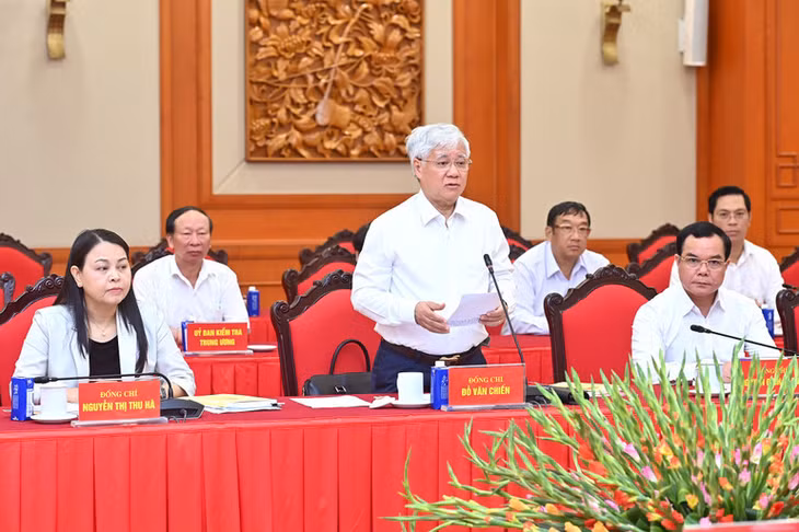 Đồng chí Đỗ Văn Chiến, Ủy viên Bộ Chính trị, Bí thư Trung ương Đảng, Bí thư Đảng ủy Mặt trận Tổ quốc, các đoàn thể Trung ương, Chủ tịch Ủy ban Trung ương Mặt trận Tổ quốc Việt Nam phát biểu tại buổi làm việc. (Ảnh: ĐĂNG KHOA)