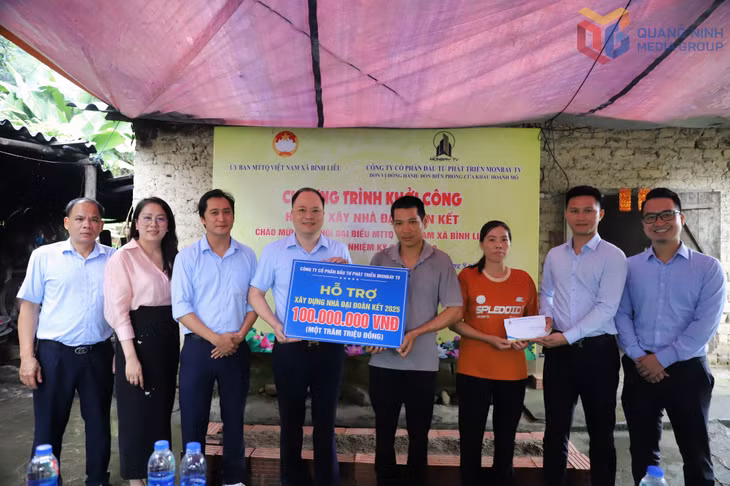 Công ty CP Đầu tư phát triển Monbay TV trao hỗ trợ 100 triệu đồng cho gia đình anh Hoàng Thanh Dường.