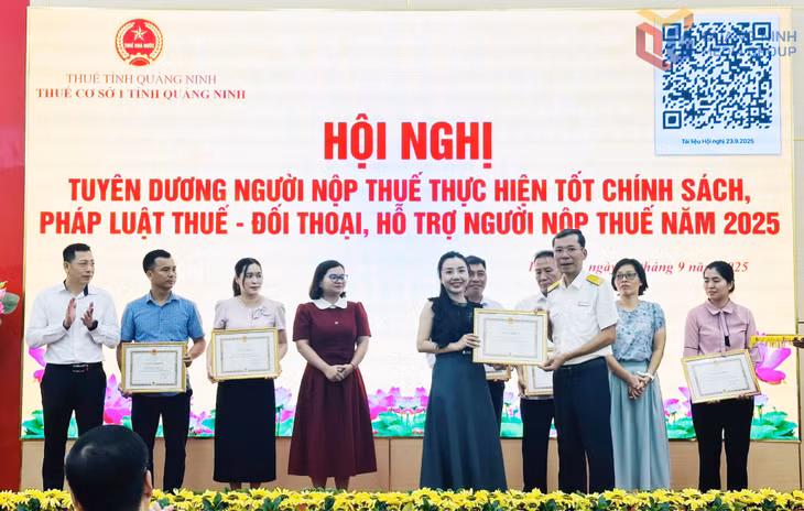 Lãnh đạo Thuế Cơ sở 1 tỉnh Quảng Ninh trao tặng giấy khen cho các doanh nghiệp, tổ chức, hộ kinh doanh thực hiện tốt chính sách thuế.