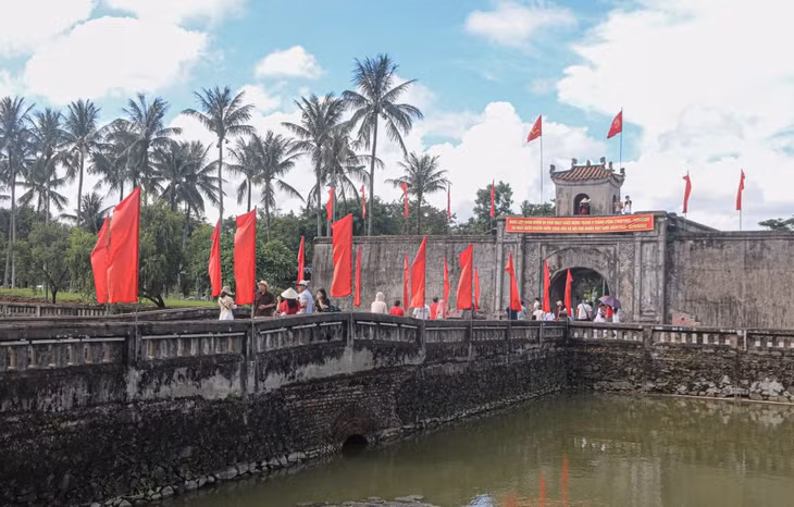 Đường vào Thành cổ Quảng Trị. Ảnh: Nguyễn Luân