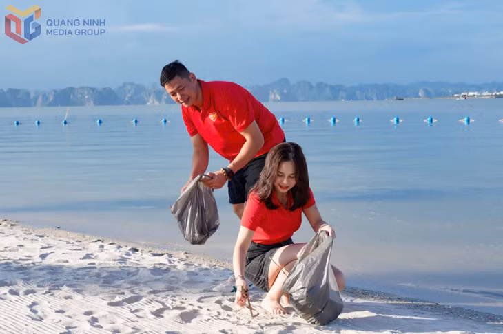 Các vận động viên thu gom rác làm sạch bờ Vịnh Hạ Long.
